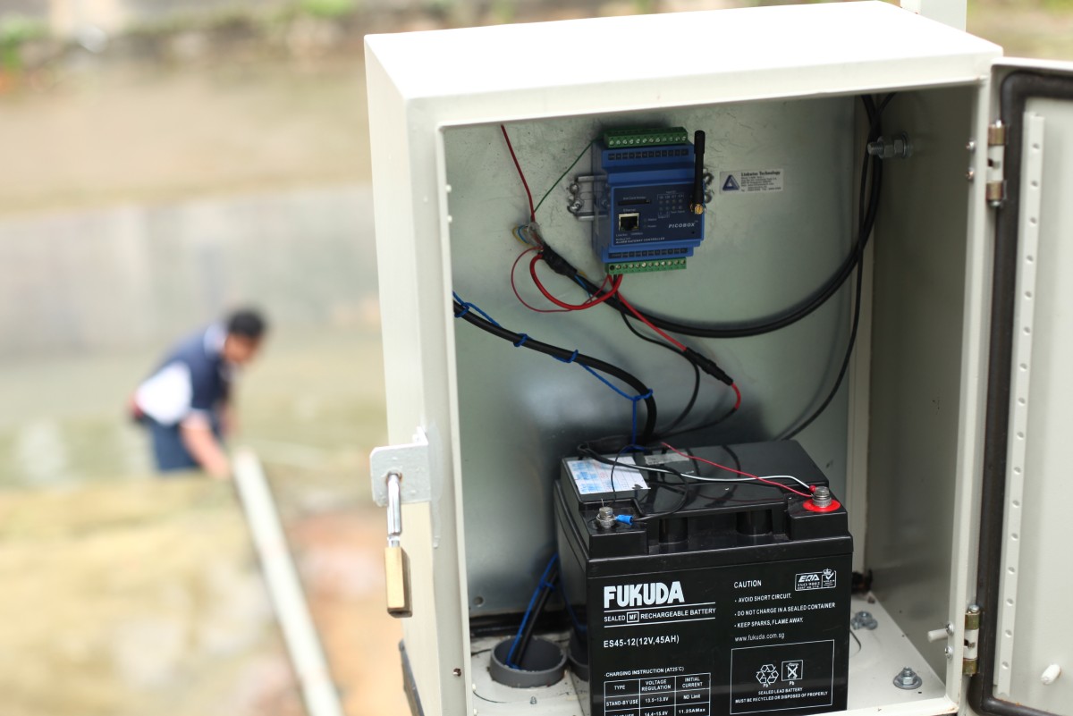 FMS PUB (Singapore) panel installation with RTU and battery backup solar panel